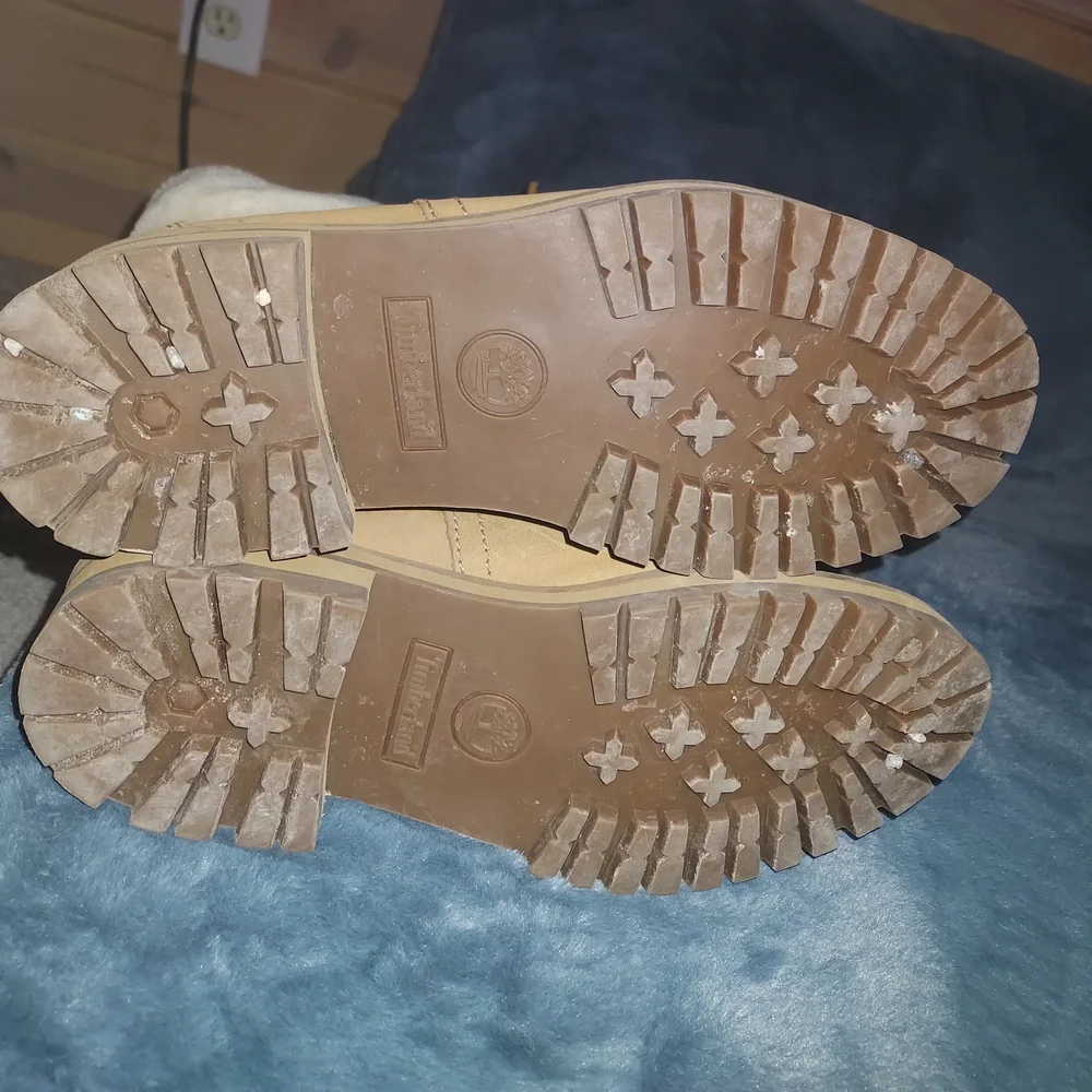 Tan Women's Boots with White Fur Lining